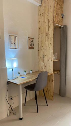 Cette chambre comprend un bureau avec une chaise et une lampe. dans l'établissement Studio 