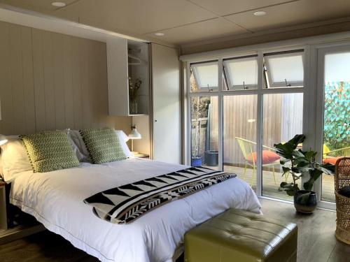 um quarto com uma cama grande e uma janela grande em Cabin Retreat in the heart of Warwick. em Warwick