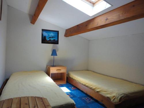 - une chambre avec 2 lits et une lucarne dans l'établissement GOLF CLUB RESIDENCE Joli T3 villa mitoyenne proche golf Richelieu Cap d'Agde, au Cap d'Agde