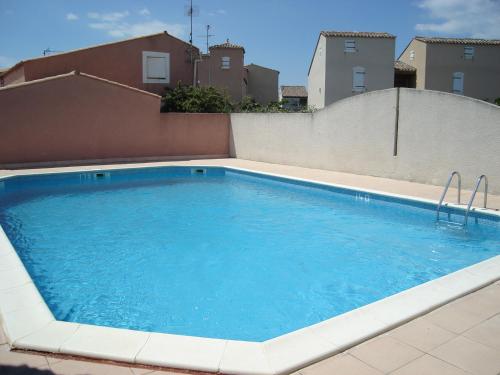 une grande piscine au sommet d'un immeuble dans l'établissement GOLF CLUB RESIDENCE Joli T3 villa mitoyenne proche golf Richelieu Cap d'Agde, au Cap d'Agde