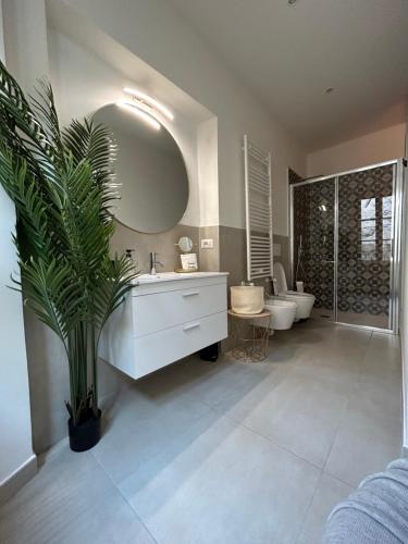 a bathroom with a tub and a sink and a toilet at Sweet Dreams in Cannobio