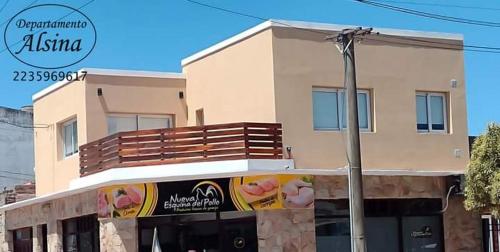 un edificio con un cartel en el costado en Departamento Alsina en Necochea