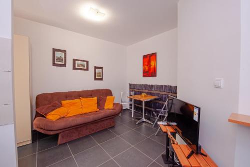 - un salon avec un canapé et une table dans l'établissement SunSeoce Apartments, à Budva