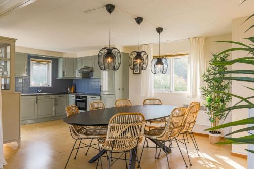 - une cuisine avec une table à manger et des chaises dans l'établissement Villa Vista Mare Favone, à Conca