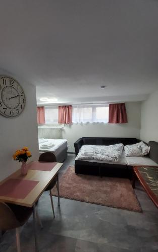 uma sala de estar com uma cama e uma mesa em Brodovskiy- Apartment em Neckarsulm
