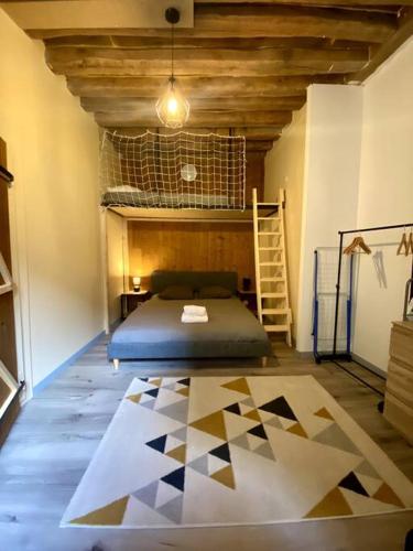 - une chambre avec un lit et un escalier dans l'établissement Cathédrale, à Moulins