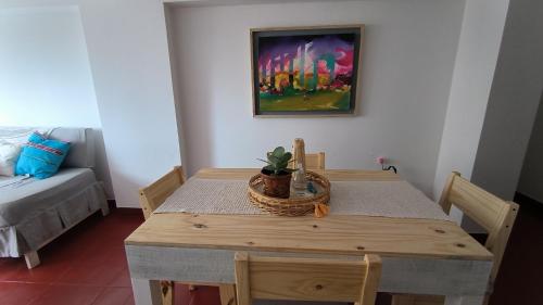 una mesa de comedor con una maceta. en Rinconcito de Jujuy en San Salvador de Jujuy