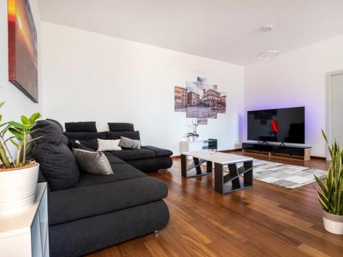 Μια τηλεόραση ή/και κέντρο ψυχαγωγίας στο Rosa Bianca - 5 minuti dal Centro con Giardino e Parcheggio Privato