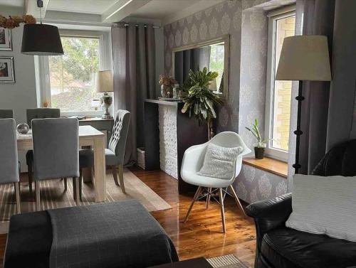 a living room with a table and a dining room at Domek w Karkonoszach in Karpacz