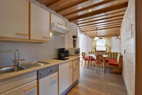 Una cocina o cocineta en Alpinschlössl