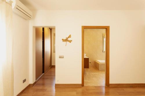 a hallway with a door leading to a bathroom at Villa con piscina Ibiza centro in Sant Josep de sa Talaia