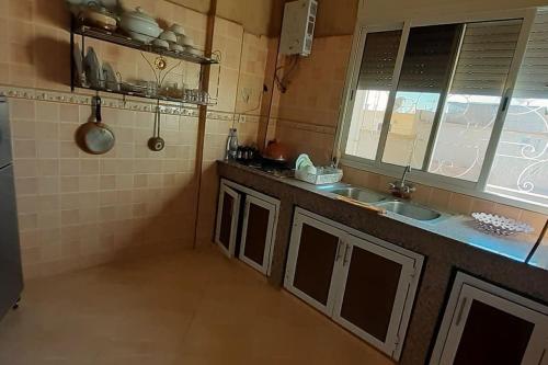 cocina con fregadero y encimera en Aya house, en Agadir