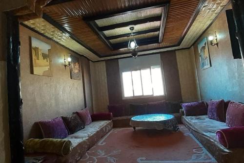 sala de estar con sofá y mesa en Aya house, en Agadir