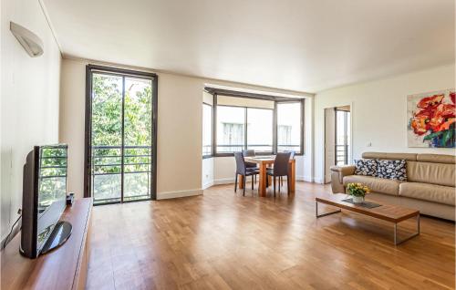 un salon avec un canapé et une table dans l'établissement Nice Apartment In Cannes With Wifi, à Cannes