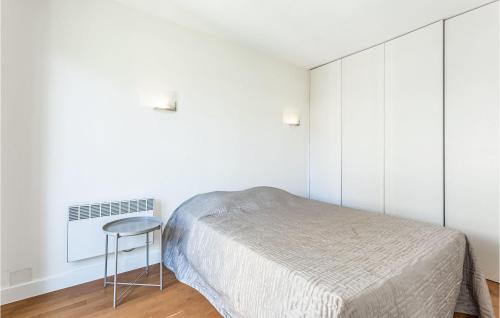 カンヌにあるBeautiful Apartment In Cannes With 1 Bedrooms And Wifiのベッドルーム(ベッド1台、スツール付)