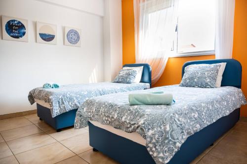 Un pat sau paturi într-o cameră la Narcissos 'Nissi Beach' Apartment C12