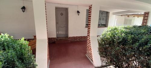 un couloir d'une maison avec une porte dans l'établissement Monoambiente Anisacate, à Villa Anizacate