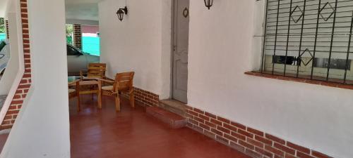 d'une salle à manger avec une table, des chaises et une fenêtre. dans l'établissement Monoambiente Anisacate, à Villa Anizacate