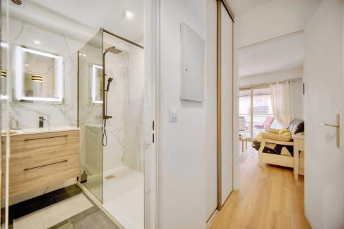 une salle de bain avec une douche en verre et un lavabo dans l'établissement Le Kate-500m Plage-Terrasse Verrière Côte d’Azur, à Cannes