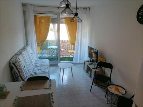 un salon avec un canapé et une table dans l'établissement plage du Môle, au Cap d'Agde