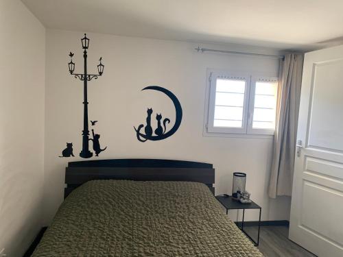 1 dormitorio con cama y ventana en Appartement detox au pied du semnoz en Seynod