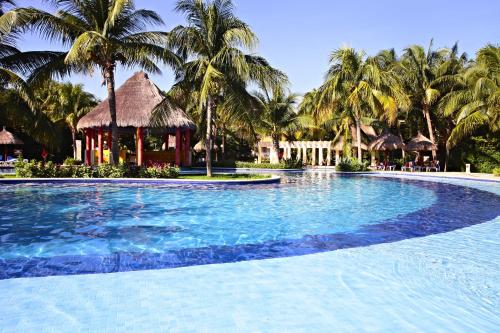 The swimming pool at or close to Bahia Principe Grand Coba - All Inclusive