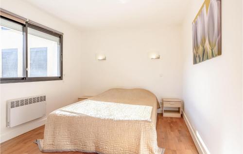 カンヌにある1 Bedroom Amazing Apartment In Cannesの白いベッドルーム(ベッド1台、窓付)