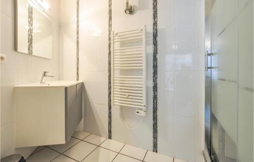 カンヌにあるBeautiful Apartment In Cannes With 1 Bedrooms And Wifiの白いバスルーム(シンク、シャワー付)