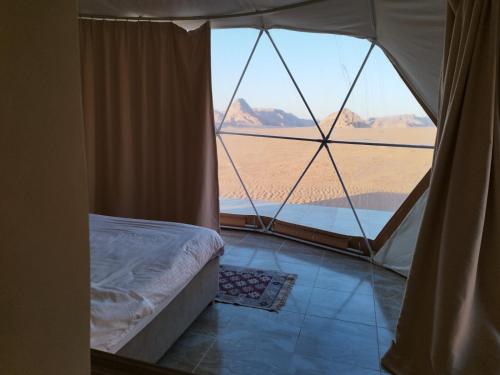 En eller flere senge i et værelse på Rum desert camp