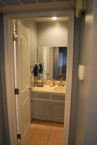 Cozy Condo with King Size Bed – Photos 2