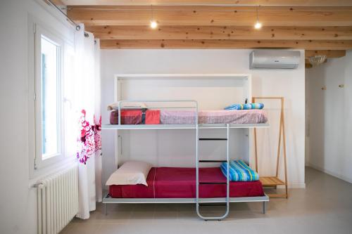 Zimmer mit 2 Etagenbetten in einem Zimmer in der Unterkunft Giardino in laguna in Murano