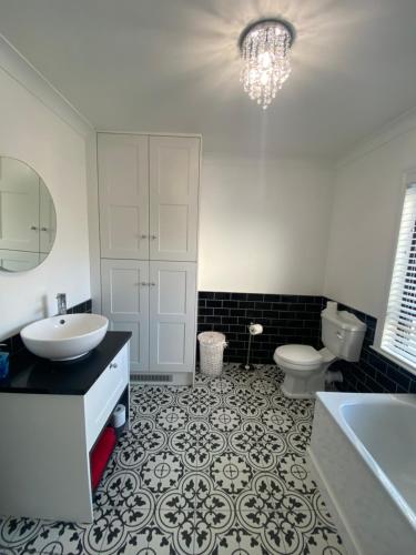 ein Bad mit einem Waschbecken und einem WC in der Unterkunft NEW LISTING Faye’s Place in Donegal
