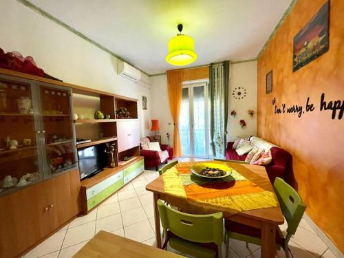 sala de estar con mesa de comedor y sala de estar en Florence House Mariangela, en Florencia