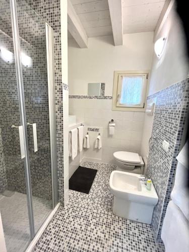 a bathroom with a shower and a toilet and a sink at RESIDENZA SERENA B&B - Centro Storico in Mantova