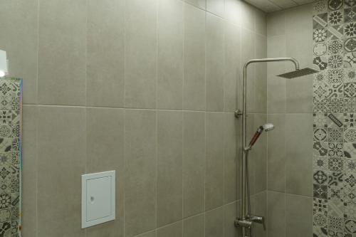 La salle de bains est pourvue d'une cabine de douche. dans l'établissement Your villa with garden in Martuni next to Sevan lake, à Martuni