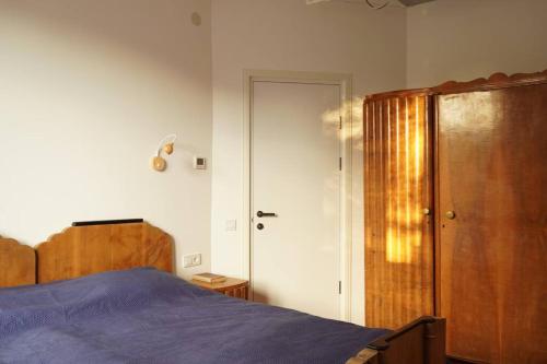 1 dormitorio con 1 cama y armario de madera en Your villa with garden in Martuni next to Sevan lake, en Martuni