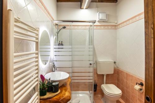 y baño con ducha, aseo y lavamanos. en Gattaia Apartments with swimming pool, en Gattaia