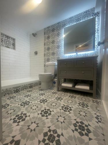 een badkamer met een wastafel, een toilet en een bad bij Kellogg Haus 