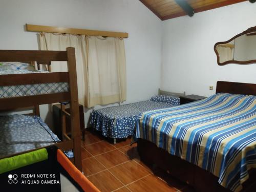 Krevet ili kreveti na sprat u jedinici u okviru objekta Amplia casa en piriapolis a 4 cuadras de playa san francisco