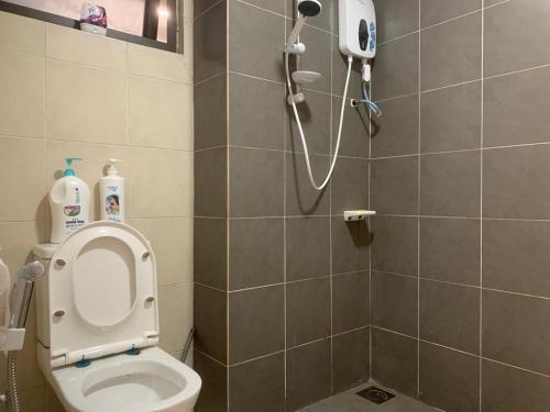 ein Badezimmer mit Dusche und WC mit Sitz oben in der Unterkunft Tiara Imperio Studio 舒适和浪漫环境适合情侣 in Bangi