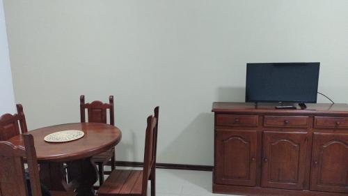comedor con mesa y TV en un armario en Tandil centro en Tandil