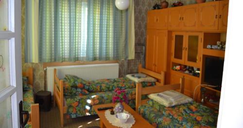 - un salon avec un lit et une table dans l'établissement STD Verice Đorđević, à Kalna