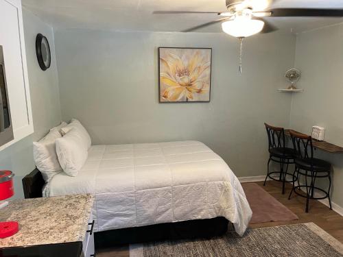 - une chambre avec un lit, une table et un canapé dans l'établissement The Quiet Sunshine Studio, à Jacksonville