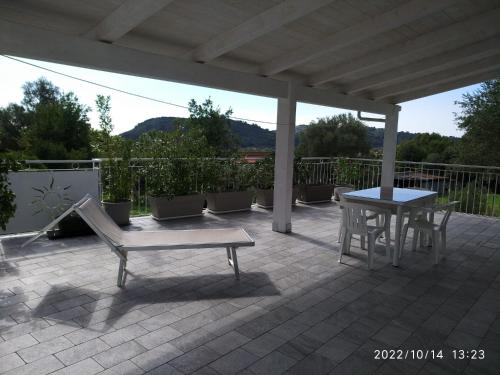 d'une terrasse avec une table et un banc. dans l'établissement Palinuro Casa Vacanza Melita, à Palinuro