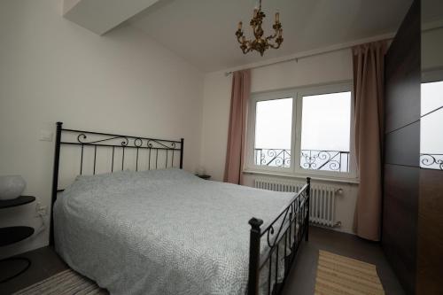 1 dormitorio con cama y ventana grande en Entire apartments with stunning view, en Cademario