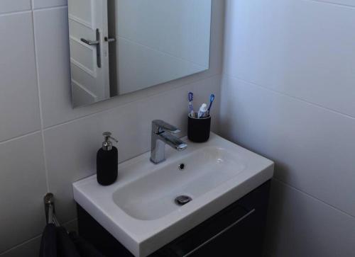 Photo de la galerie de l'établissement Le Sof Paradis Grand T2 sur la plage des Lecques, à Saint-Cyr-sur-Mer