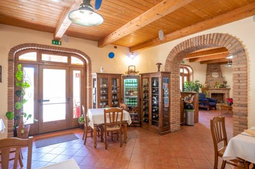 a living room with a table and chairs and an archway at Agriturismo Caperroni in Pescopagano