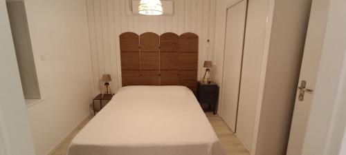 1 dormitorio con 1 cama blanca grande en una habitación en 1 chambre - lit double - Avec salle de bain, en Mervans