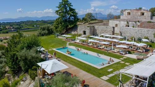 einen Luftblick auf ein Resort mit einem Pool in der Unterkunft Relais Forte Benedek Wine & SPA - Adults Only in Pastrengo