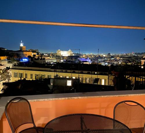 uma varanda com 2 cadeiras e vista para a cidade em Spanish Steps Rome View em Roma